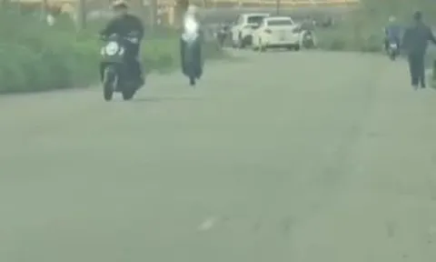 Phạt và tịch thu xe máy của 2 thanh niên 'bốc đầu' trên phố ở Đà Nẵng