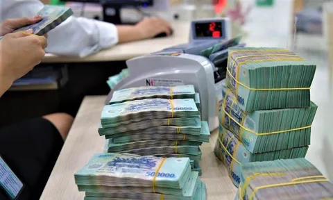 Nhiều ngân hàng đẩy lãi suất vượt 7%/năm, gửi tiền dài hạn hưởng lợi