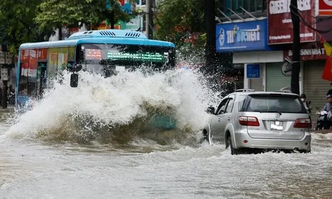 UBND TP Hà Nội trả lời câu hỏi bao giờ hết cảnh ngập úng kéo dài mỗi khi mưa lớn
