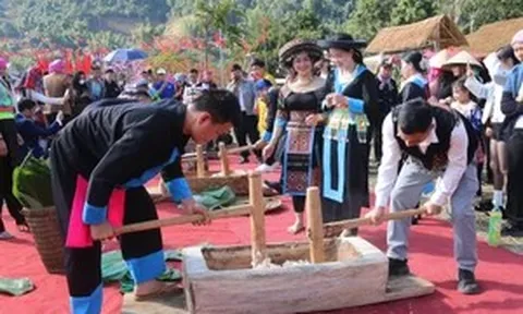 Du khách trải nghiệm Ngày hội Văn hóa các dân tộc xã Sam Mứn