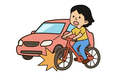 Chạy xe đạp điện tông ô tô đang đậu, bé trai 6 tuổi vỡ ruột