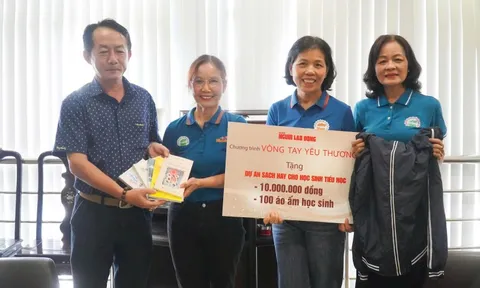 Báo Người Lao Động trao tặng áo ấm và sách đến dự án “Sách hay cho học sinh tiểu học”