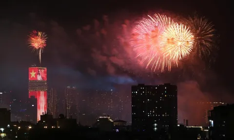 Chùm ảnh pháo hoa rực rỡ đón năm mới tại Tp.HCM