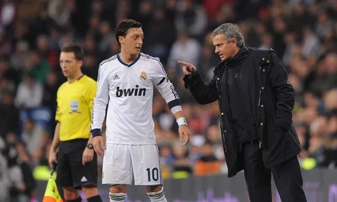 Những lần HLV Mourinho làm Ronaldo, Ozil, Salah "tổn thương"