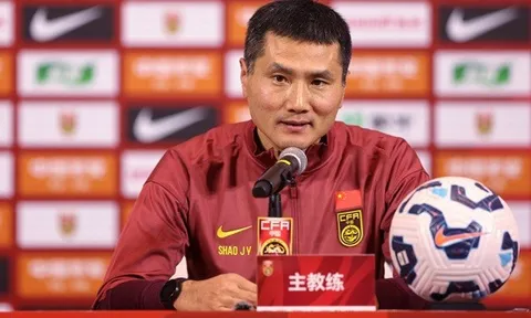 HLV tuyển Trung Quốc để lộ cuộc hội thoại với vợ khi đang họp