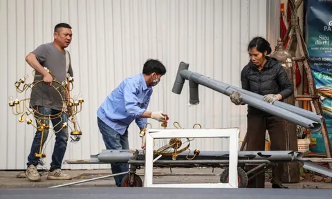 Loạt nhà ven Hồ Gươm di dời, người gom phế liệu kiếm tiền triệu mỗi ngày