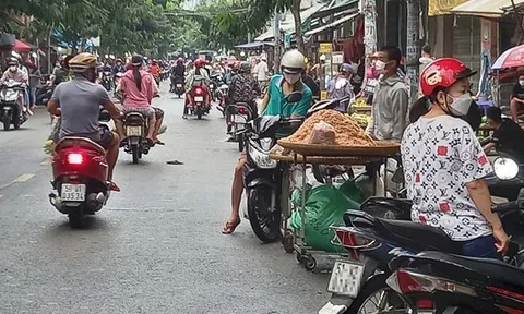 Chợ tự phát, hàng rong buôn bán ì xèo