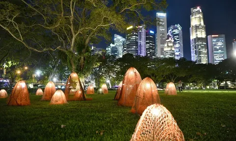 Lễ hội ánh sáng Singapore trở lại sau hai năm với đom đóm điện tử và sứa ngoài hành tinh