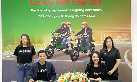 Gojek Việt Nam hợp tác với Dat Bike thí điểm vận chuyển hành khách bằng xe máy điện