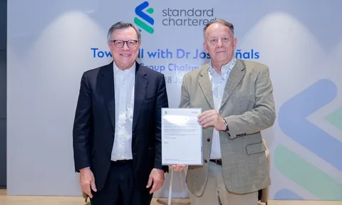 Standard Chartered đồng hành cùng Chương Trình Mở đường đến Tương Lai của Vinacapital Foundation hỗ trợ nữ sinh dân tộc thiểu số