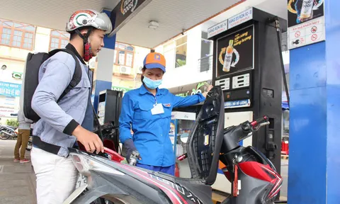 Giá xăng tiếp tục giảm mạnh