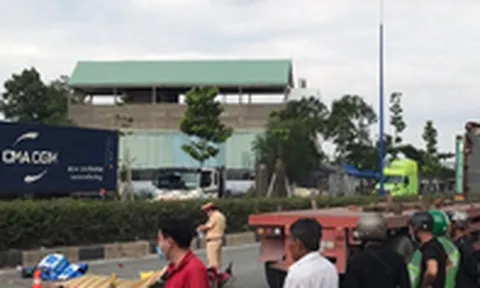 Bình Dương: Hai người tử vong sau va chạm với xe container