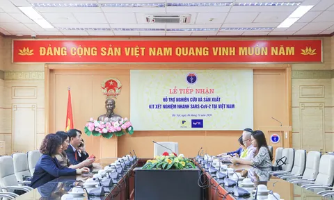 TCPVN và nhãn hàng Red Bull đóng góp 02 tỷ đồng hỗ trợ hoạt động nghiên cứu sản xuất bộ Kit xét nghiệm nhanh