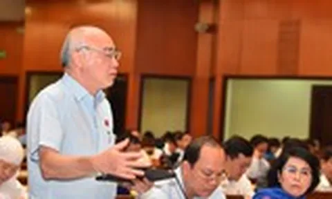 Nhà cao tầng ở khu đất “vàng” lấn át công trình cổ