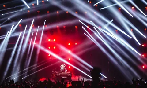 "Cháy" hết mình trên sân khấu, Sơn Tùng M-TP kiệt sức phải dùng bình oxy thở