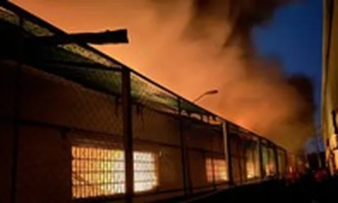 Hơn 300 chiến sĩ chữa cháy ở kho hàng trong Khu công nghiệp Tân Tạo