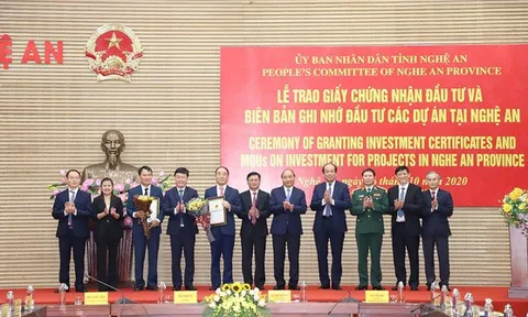 Thủ tướng Nguyễn Xuân Phúc thăm và làm việc tại Quân khu 4, tỉnh Nghệ An