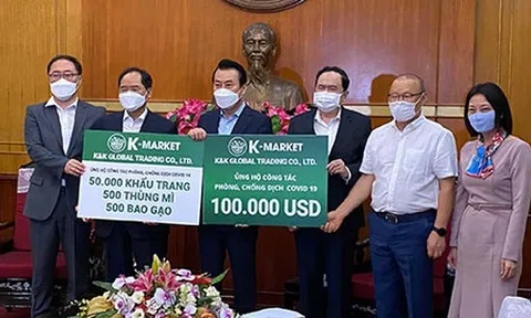 Ông Park đại diện trao 100.000 USD ủng hộ Việt Nam chống Covid-19