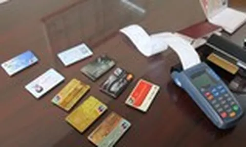 Nhóm nghi phạm người nước ngoài làm giả thẻ chiếm đoạt 300.000 USD