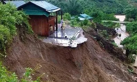 Mưa gió lại làm 2 người chết, 1 cây cầu sắp sập