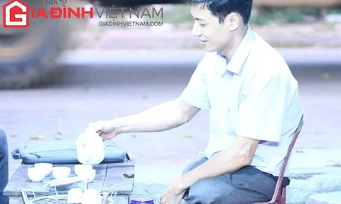 Người thầy giáo đứng bục giảng trên đôi ghế nhựa