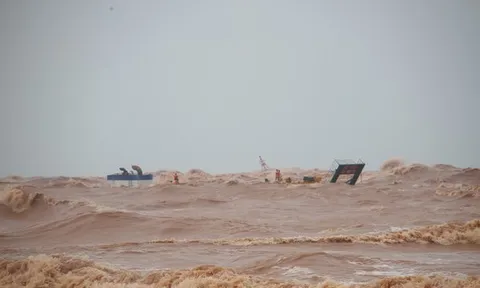 Gần 80 giờ chông chênh “giành” sự sống trên ống khói chiếc tàu chìm