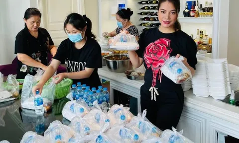 Giữa tâm bão dịch bệnh Covid-19, dàn sao Việt được khen hết lời