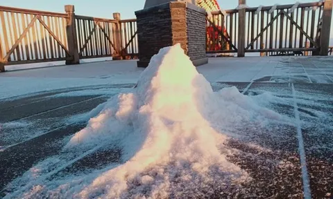 Sáng nay 21-12, băng giá rơi trắng đỉnh Fansipan