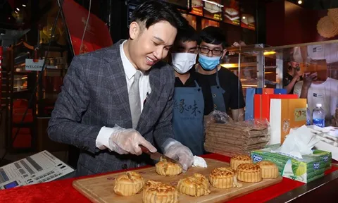 Dương Triệu Vũ bán bánh trung thu nóng