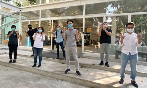 Khởi nghiệp và những bệ phóng