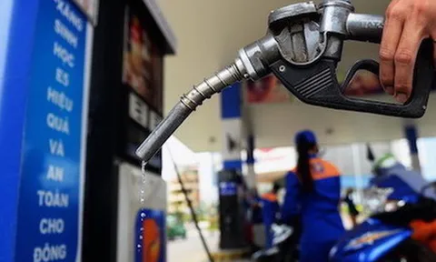 Giá xăng bất ngờ giảm 'sốc' hơn 2.000 đồng/lít