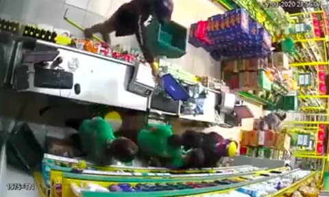 2 thanh niên nghi dùng súng khống chế nhân viên cửa hàng Bách Hoá Xanh cướp tài sản