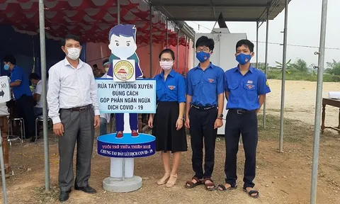 Học sinh làm máy sát khuẩn tay tự động để mang tặng bệnh viện