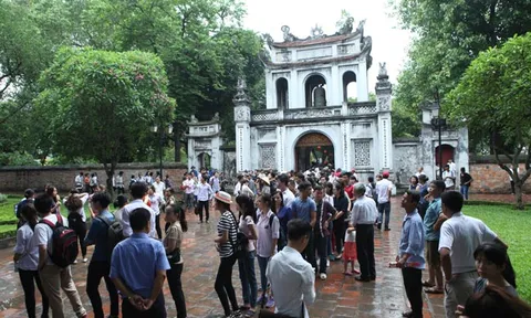 Sĩ tử về Văn Miếu cầu may trước kỳ thi THPT quốc gia