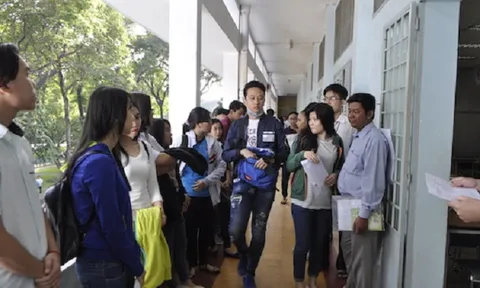 Sĩ tử hồi hộp bước vào môn thi đầu tiên