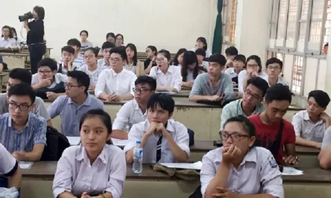 Một thí sinh dùng phao thi, cãi giám thị