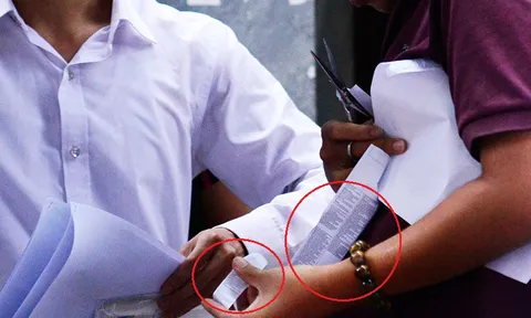 Thí sinh vô tư cắt phao trước cổng trường