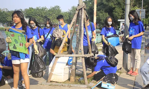 Học sinh Trường THPT Chu Văn An dọn rác tại hồ Tây, hồ Trúc Bạch
