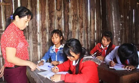 Làng nghèo mê chữ