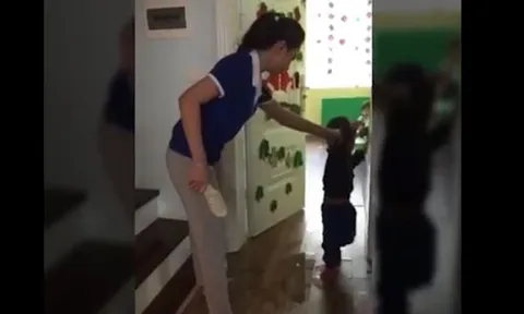 Buộc thôi việc 2 cô giáo mầm non cầm dép đánh vào đầu học sinh