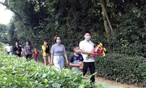 Hàng ngàn lượt khách về thăm quê Bác