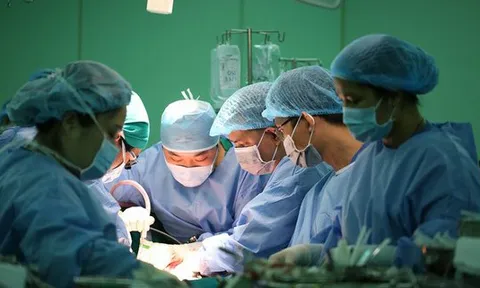 Đi khám đau bụng phát hiện mắc u tuyến cận giáp