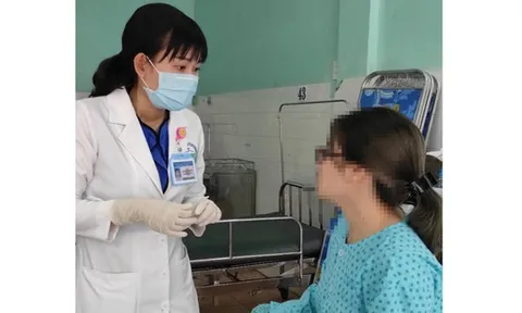 Mặt sưng phù, mưng mủ do tiêm filler làm đầy rãnh má