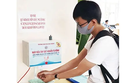 Thầy trò sáng chế thiết bị phòng ngừa Covid-19