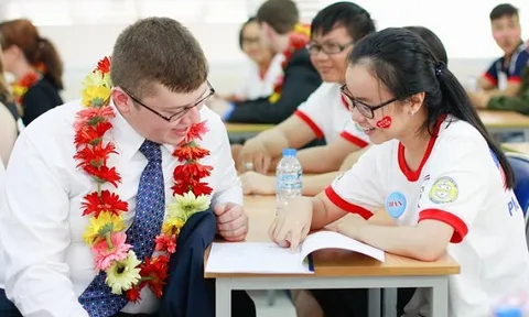 Ngoại ngữ kém: Con bạn 'vật lộn' thế nào sau khi tốt nghiệp đại học?