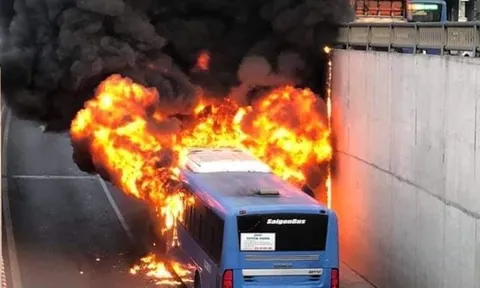 Xe buýt bất ngờ bốc cháy dữ dội trong hầm chui An Sương