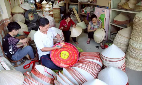 Phát triển sản phẩm du lịch làng nghề Hà Nội: Đi đều “hai chân”