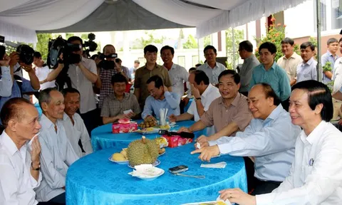 Thủ tướng Chính phủ Nguyễn Xuân Phúc khảo sát vùng chuyên canh sầu riêng tại Tiền Giang