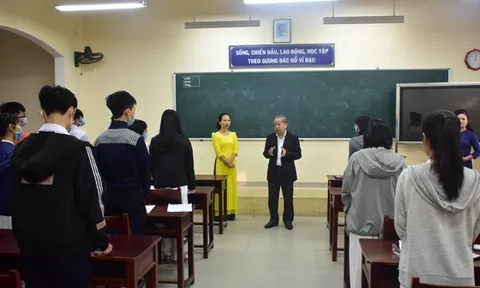 Chủ tịch UBND tỉnh Thừa Thiên – Huế thị sát học sinh đi học trở lại