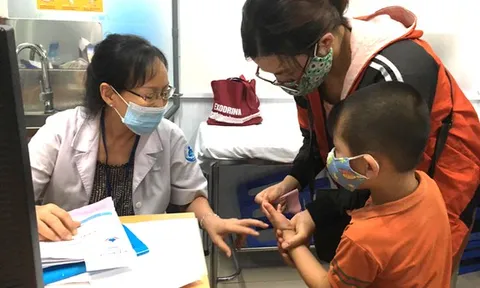 Người già, trẻ nhỏ đổ bệnh vì nắng nóng